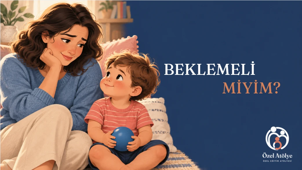 Kanepenin önünde oturan anne, elinde mavi top tutan iki yaşındaki oğluna düşünceli ama umutlu bakıyor.